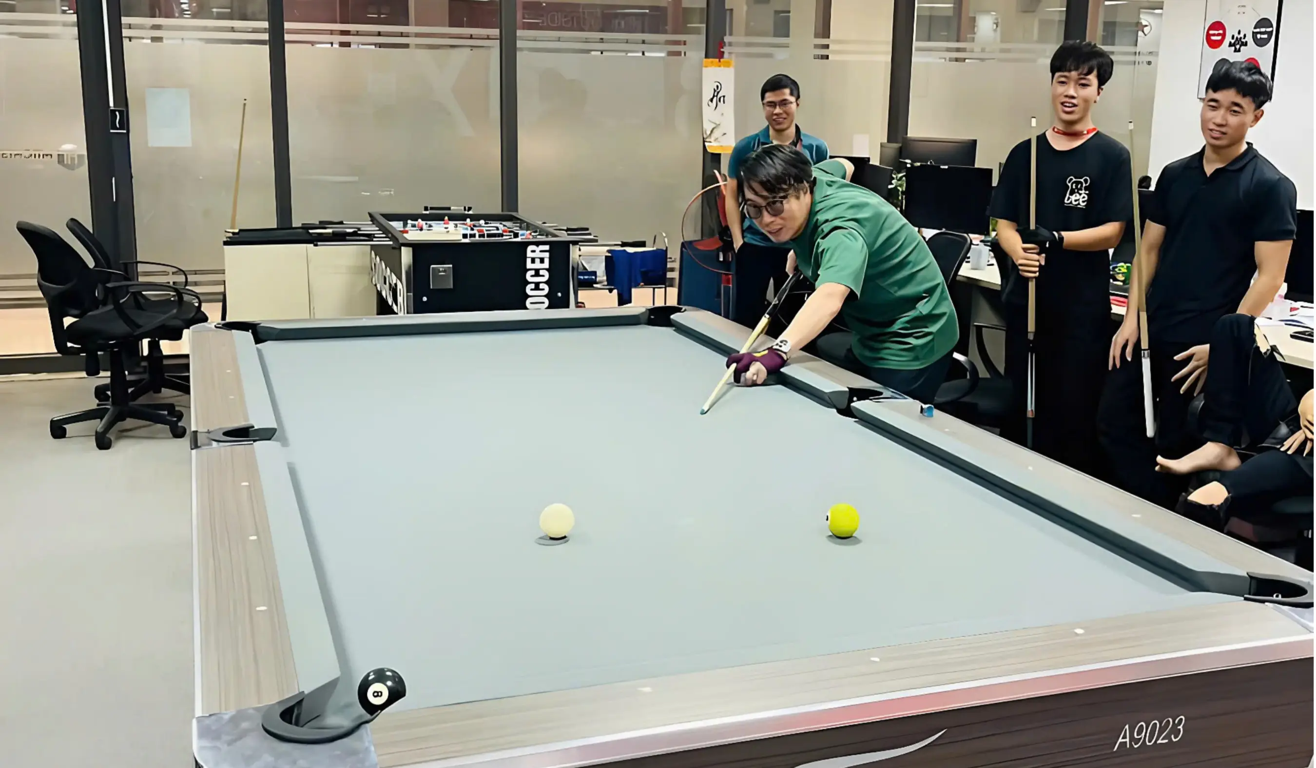 野口忍 playing billards 2