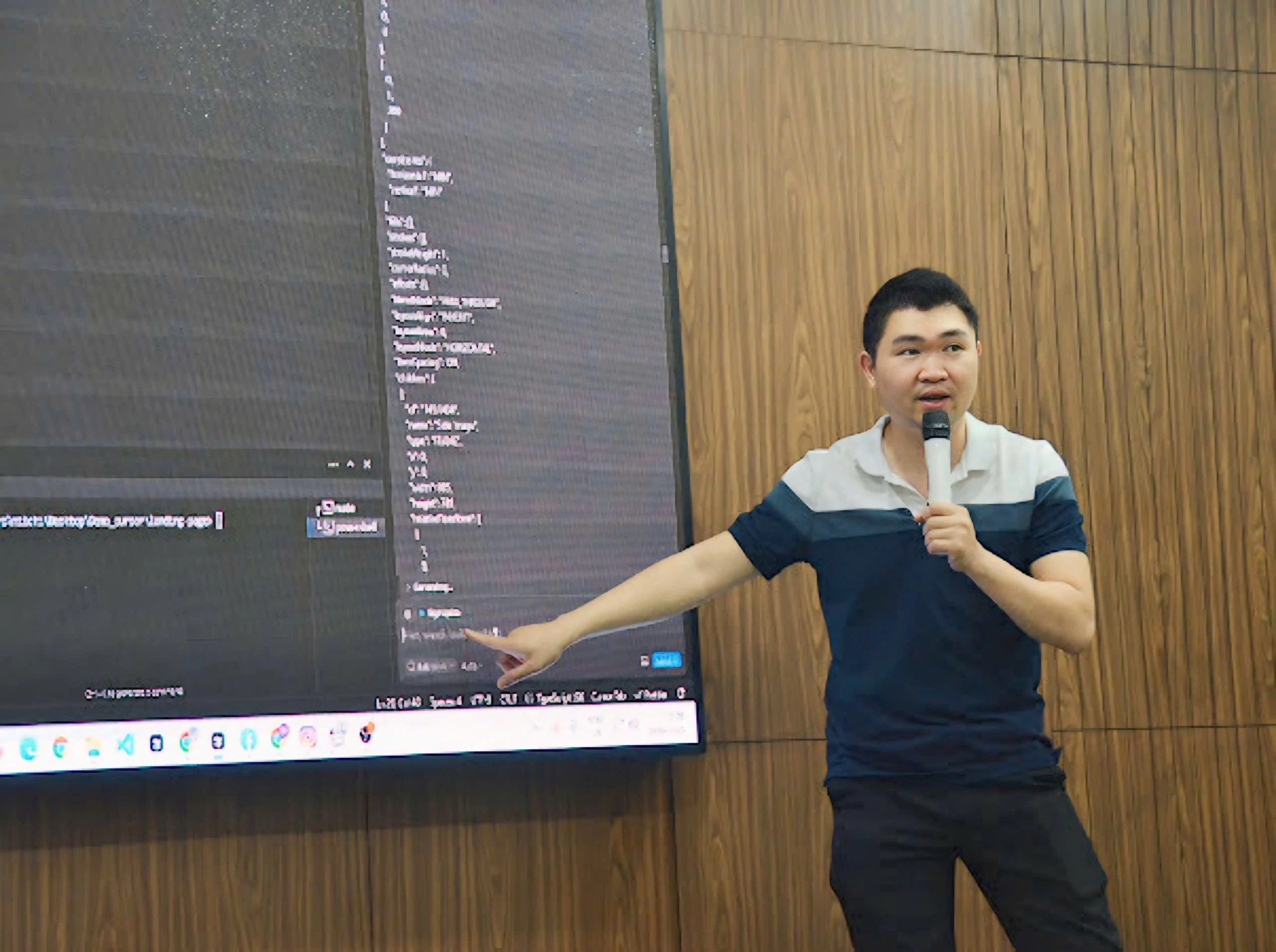Miichisoft's CDO Nguyen Ha Tan speaking about using AI
