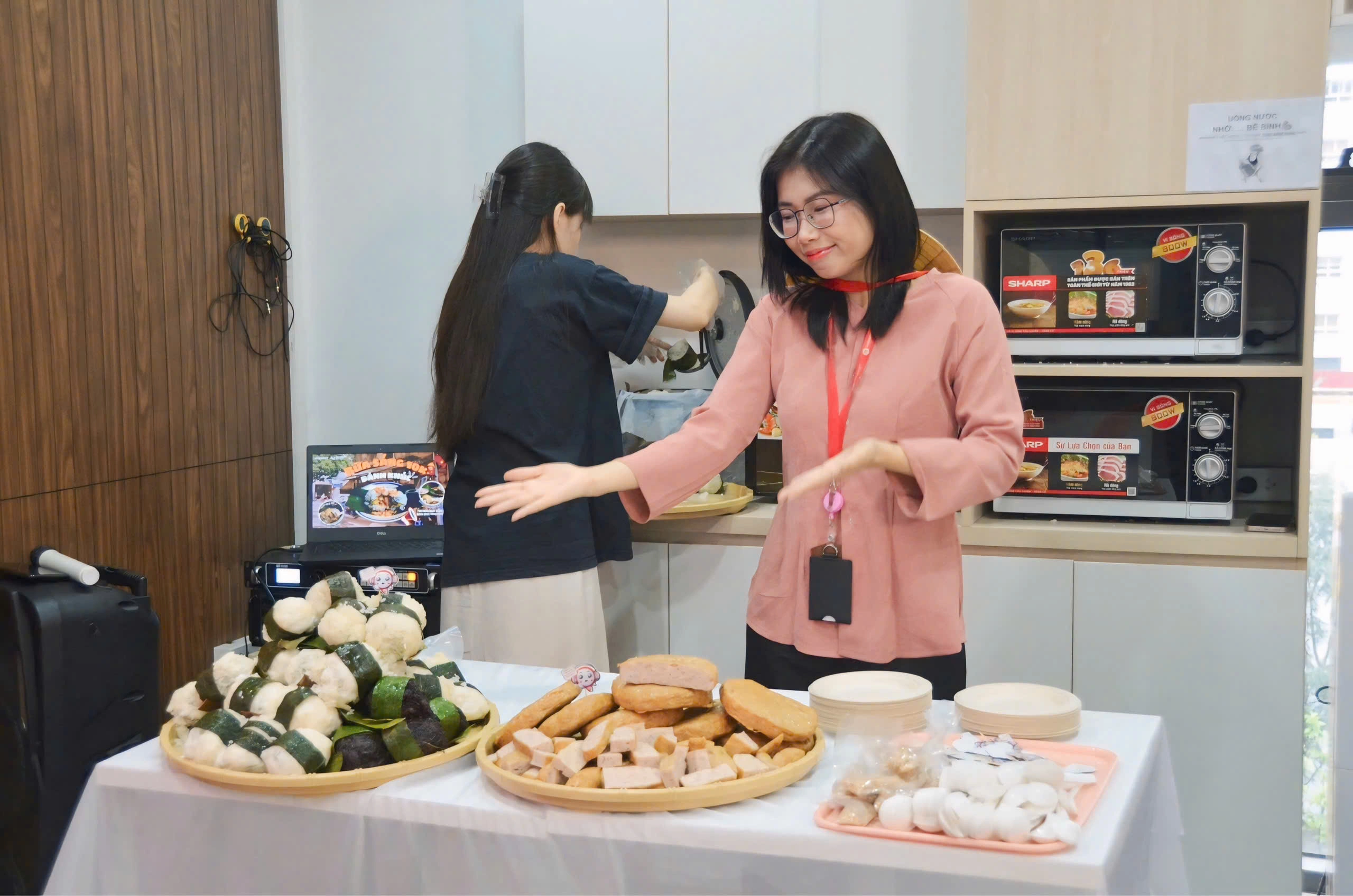 Miichisoft Happy Friday với bánh khúc